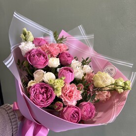 Букет из кустовых пионовидных роз Мисти баблз и эустомы