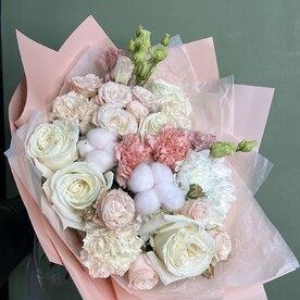 Авторский букет «Нежный зефирчик» (розы, хлопок, эустома)