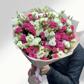 Букет из эустомы и кустовых роз