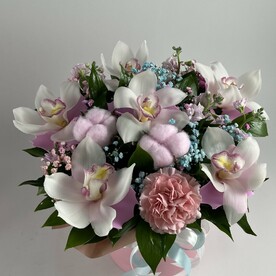 Цветы в коробке «любимой и неповторимой»