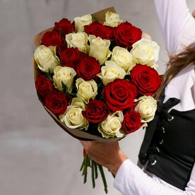25 красно белых роз