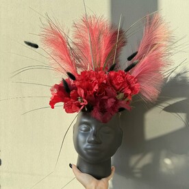 Композиция с искусственными цветами