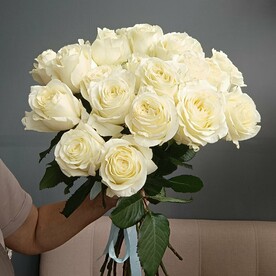15 белых роз