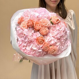 Букет «Клюквенный зефир» из пионовидных роз и гортензий