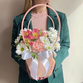 Композиция в сумочке "Стойкий микс", размер S с кустовой хризантемой, альстромерией и диантусами