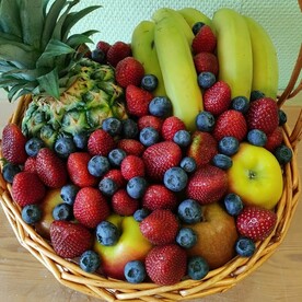 Корзина из фруктов и ягод