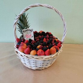 Корзина из фруктов и ягод