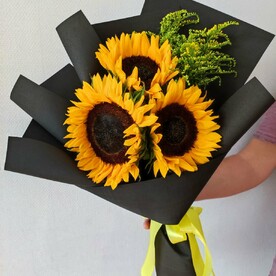 Букет из 3х подсолнухов