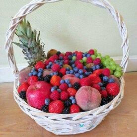 Корзина из фруктов и ягод
