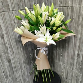Букет из 19 белых лилий