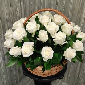 29 белых роз в корзине