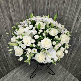 Сборная корзина из роз и лилий