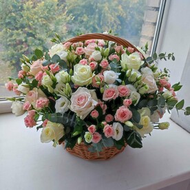 Корзина из роз и эустомы