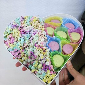 Радужная гипсофила в коробке сердце