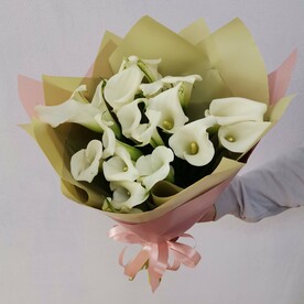 Букет из 19 белых калл