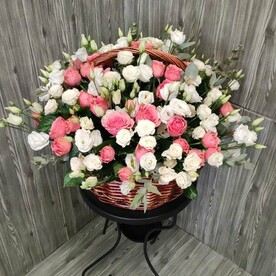 Корзина из кустовых роз и эустомы