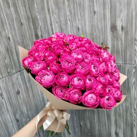 Букет из 19 кустовых малиновых пионовидных роз