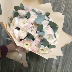 Букет из 29 ранункулюсов