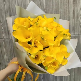 Букет из 29 жёлтых калл