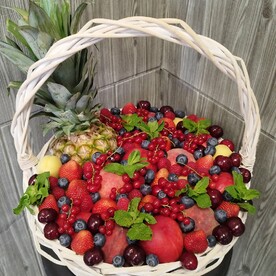 Корзина из фруктов и ягод