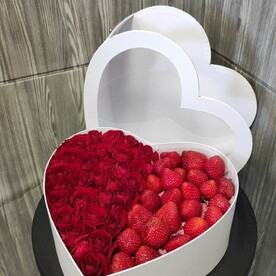 Коробка сердце с кустовой розой и клубникой