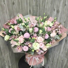 Большой букет из орхидей и хризантемы