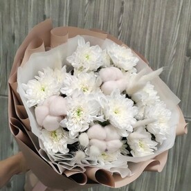 Букет из хризантем и хлопка