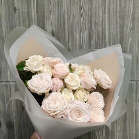 Букет из кустовой пионовидной розы