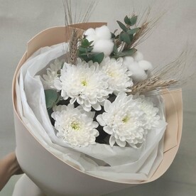 Букет из кастовой хризантемы хлопка и эвкалипта