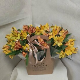 Сумочка из жёлтой и оранжевой альстрамерии