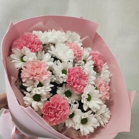 Букет из кустовых хризантем и диантусов