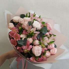 Букет из кремовых кустовых роз альстрамерий и эвкалиптаа