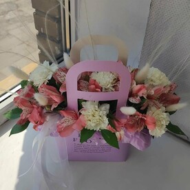 Сумочка из гвоздик и альстрамерий