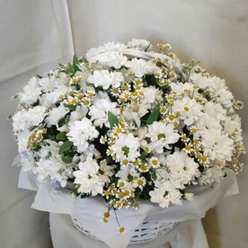 Корзина с цветами из ромашек и альстрамерии