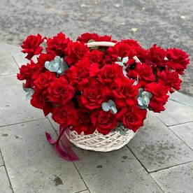 Композиция из 35 французских роз в корзине