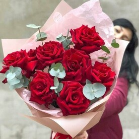 Букет из 7 красных французских роз с эвкалиптом