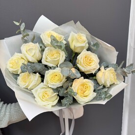 11 пионовидных роз с эвкалиптом