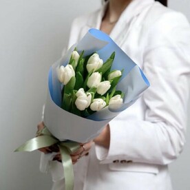 9 белых тюльпанов