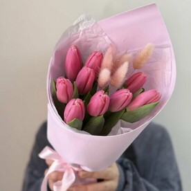 9 розовых тюльпанов с лагурусом