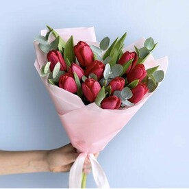 11 красных тюльпанов с эвкалиптом