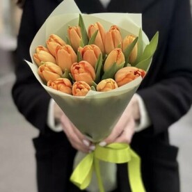 11 оранжевых тюльпанов