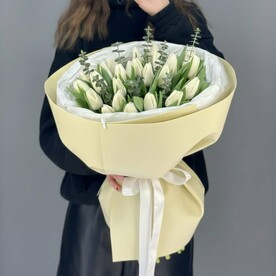 21 белый тюльпан с эвкалиптом