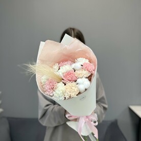 «Marshmellow» букет с ажурными диантусами и хлопком D03