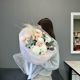 "Isabelle" букет с пионовидными кустовыми розами и ажурными диантусами B04