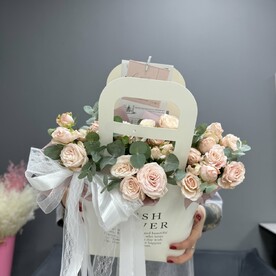 "Искренние чувства" сумочка с пионовидными кустовыми розами и ароматным эвкалиптом B07