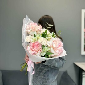 "Мой май" букет с альстромерией и французскими розами A06