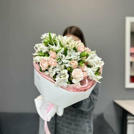 "Lovely Dream" букет белоснежной альстромерии с пионовидными кустовыми розами A07