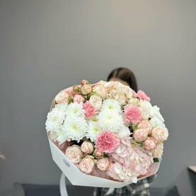 "Merci" объемный букет с гортензией и пионовидными кустовыми розами G07