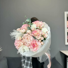 "Raffaello" букет с гортензией и ажурными диантусами G04