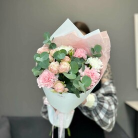 "Pink Garden" пионовидные кустовые розы с диантусами B09